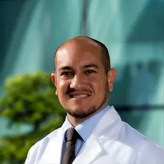 Dr José Carlos Sauri Barraza del Centro Médico Saludora, especialista en Ortopedia y Traumatología