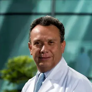 Dr Dudley Díaz Argüello del Centro Médico Saludora, especialista en Ginecología y Obstetricia