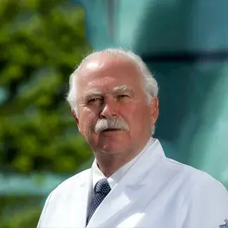 Dr Arturo Gómez González del Centro Médico Saludora, especialista en Neumología