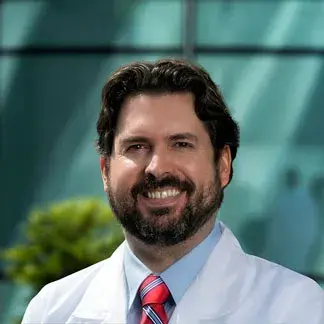 Dr Enrique Robles Gil Ferrari del Centro Médico Saludora, especialista en Oftalmología