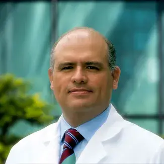 Dr Alejandro Hugo Rivera Ramírez del Centro Médico Saludora, especialista en Ortopedia y Traumatología