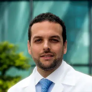 Dr Fernando Poucel Sánchez Medal del Centro Médico Saludora, especialista en Cirugía Plástica, estética y reconstructiva