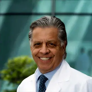Dr Carlos Navarro Martínez del Centro Médico Saludora, especialista en Ginecología y Obstetricia