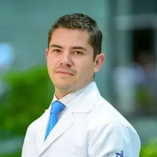 Dr Carlos Fernando Cabrera Leal del Centro Médico Saludora, especialista en Cardiología Clínica