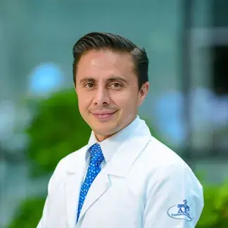 Dr Alejandro Escalona Espinosa del Centro Médico Saludora, especialista en Anestesiología