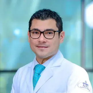 Dr Roberto Alfaro Lara del Centro Médico Saludora, especialista en Oncología Medica