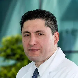 Dr José Andrés Cervera Servín del Centro Médico Saludora, especialista en Cirugía General