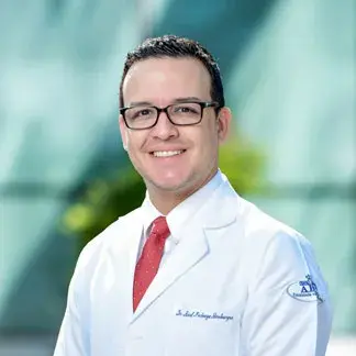 Dr Axel Pedraza Montenegro del Centro Médico Saludora, especialista en Medicina Crítica