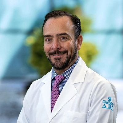 Dr Eduardo Alegre Tamez del Centro Médico Saludora, especialista en Cirugía Plástica, estética y reconstructiva
