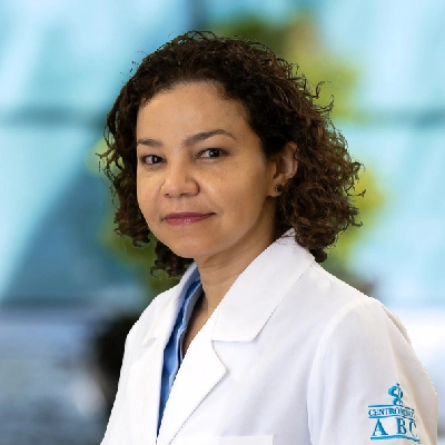 Dra Leineth Amaya Bermúdez del Centro Médico Saludora, especialista en Neumología