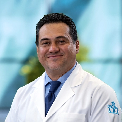 Dr Ubaldo Ayala Gamboa del Centro Médico Saludora, especialista en Ortopedia y Traumatología