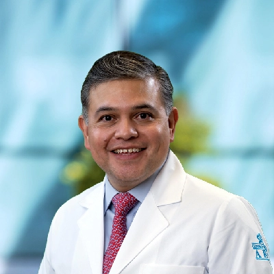 Dr Benjamín Omar Baños Mejía del Centro Médico Saludora, especialista en Medicina de Rehabilitación