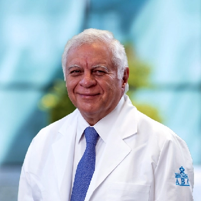 Dr Roberto Alfonso De Leo Vargas del Centro Médico Saludora, especialista en Neurocirugía