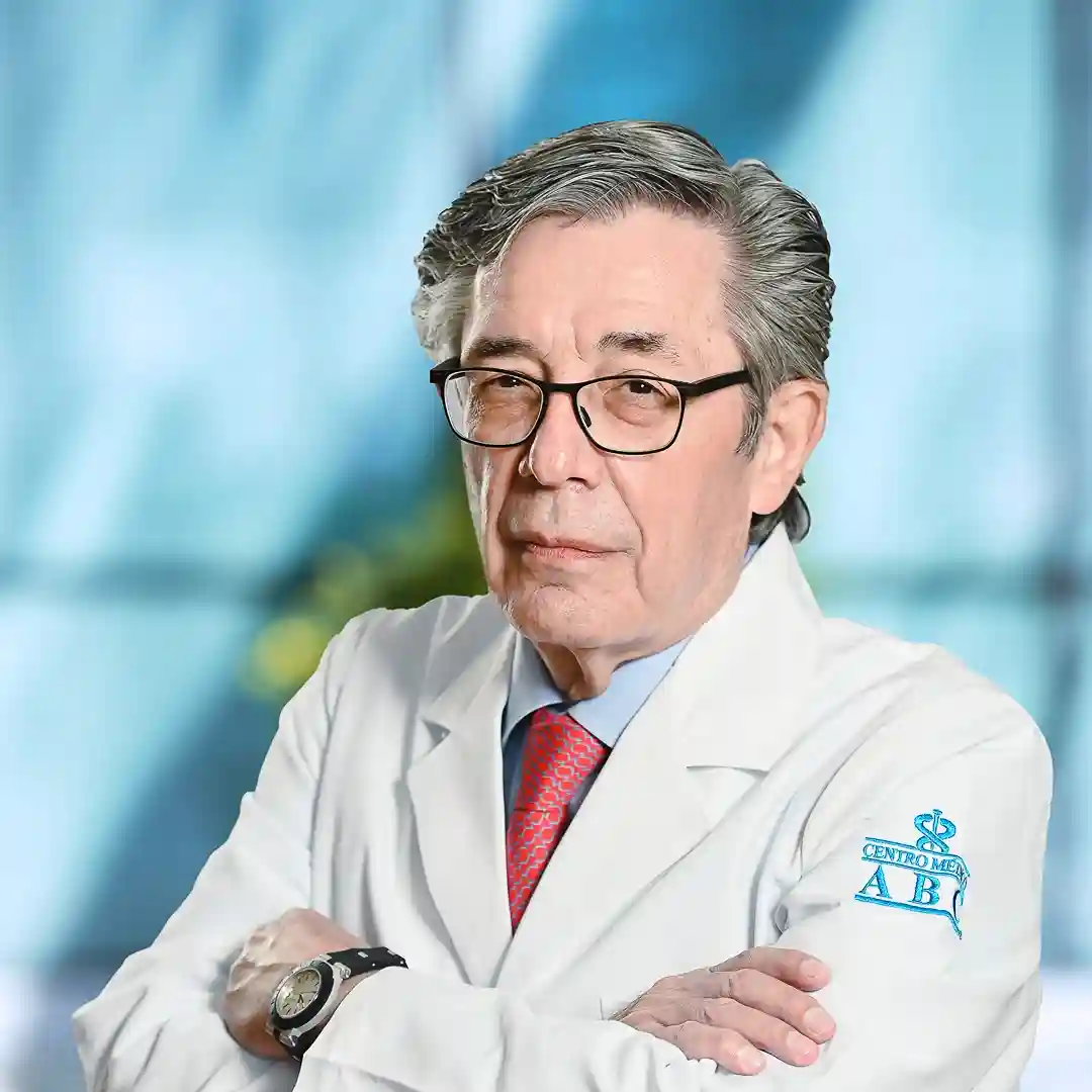 Dr César Óscar Decanini Terán del Centro Médico Saludora, especialista en Cirugía General