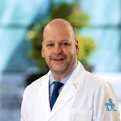 Dr Luis Justino Fernández Palomo del Centro Médico Saludora, especialista en Ortopedia y Traumatología