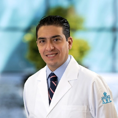 Dr Luis Alfredo Navarro Vargas del Centro Médico Saludora, especialista en Cirugía General