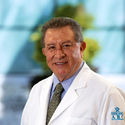Dr Ángel Papadopulos Escobar del Centro Médico Saludora, especialista en Cirugía Plástica, estética y reconstructiva