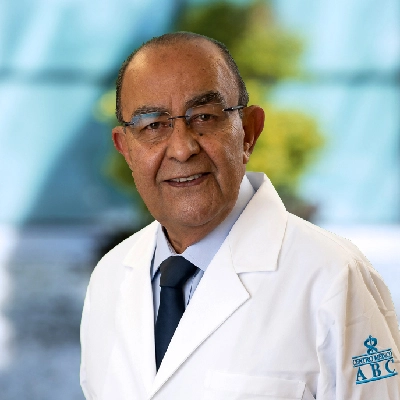 Dr Julio Sandoval Zárate del Centro Médico Saludora, especialista en Neumología