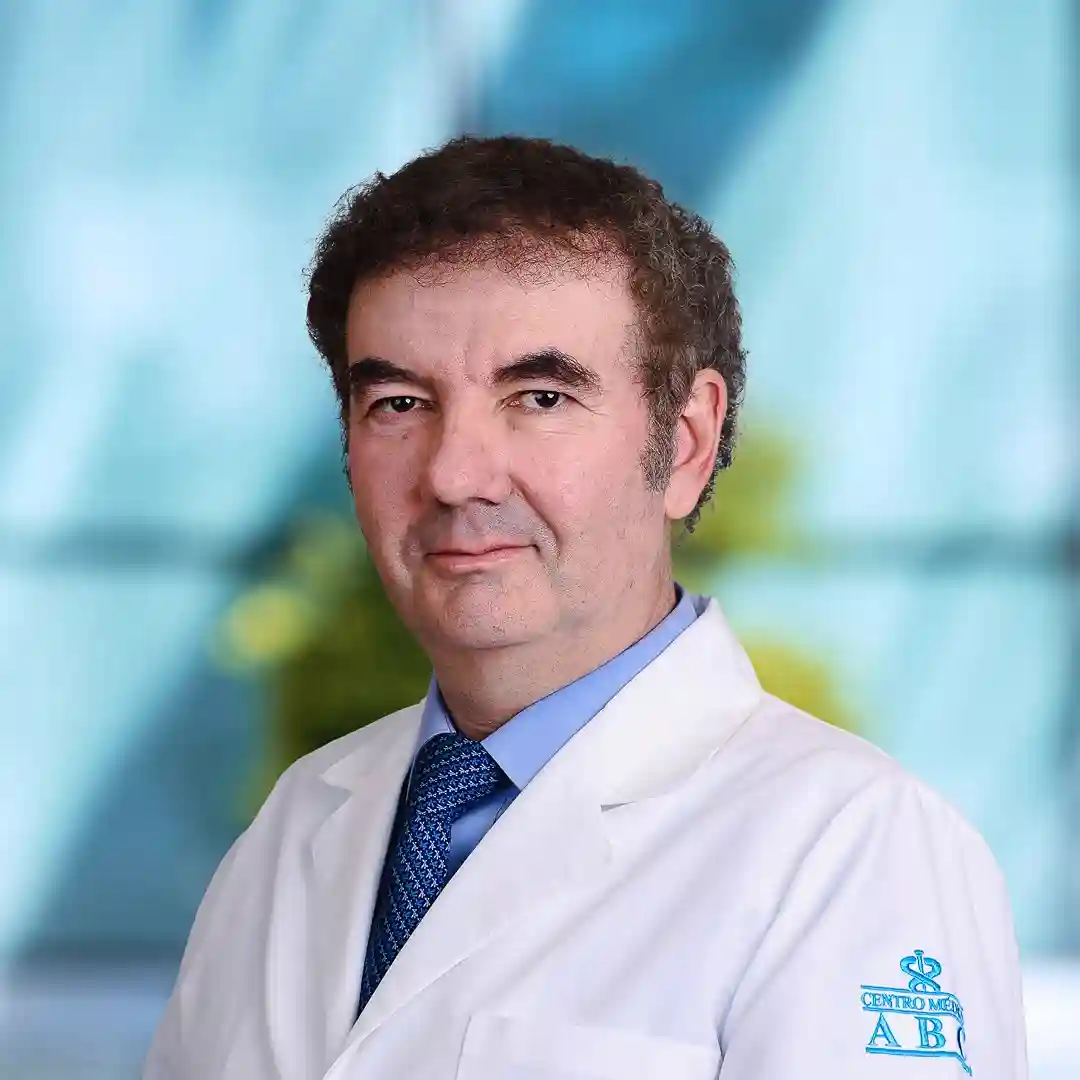 Dr José Santiago Walter Somerville Caso del Centro Médico Saludora, especialista en Dermatología