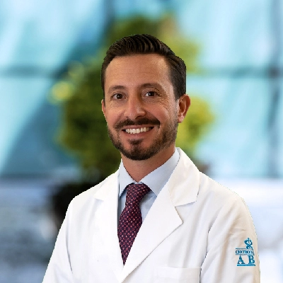 Dr Carlos Valenzuela Salazar del Centro Médico Saludora, especialista en Cirugía General