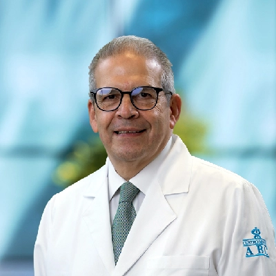 Dr Alejandro Martín Vargas Aguayo del Centro Médico Saludora, especialista en Otorrinolaringología y Cirugía de cabeza y cuello