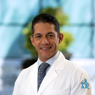 Dr Carlos Manuel Vásquez Lastra del Centro Médico Saludora, especialista en Urología