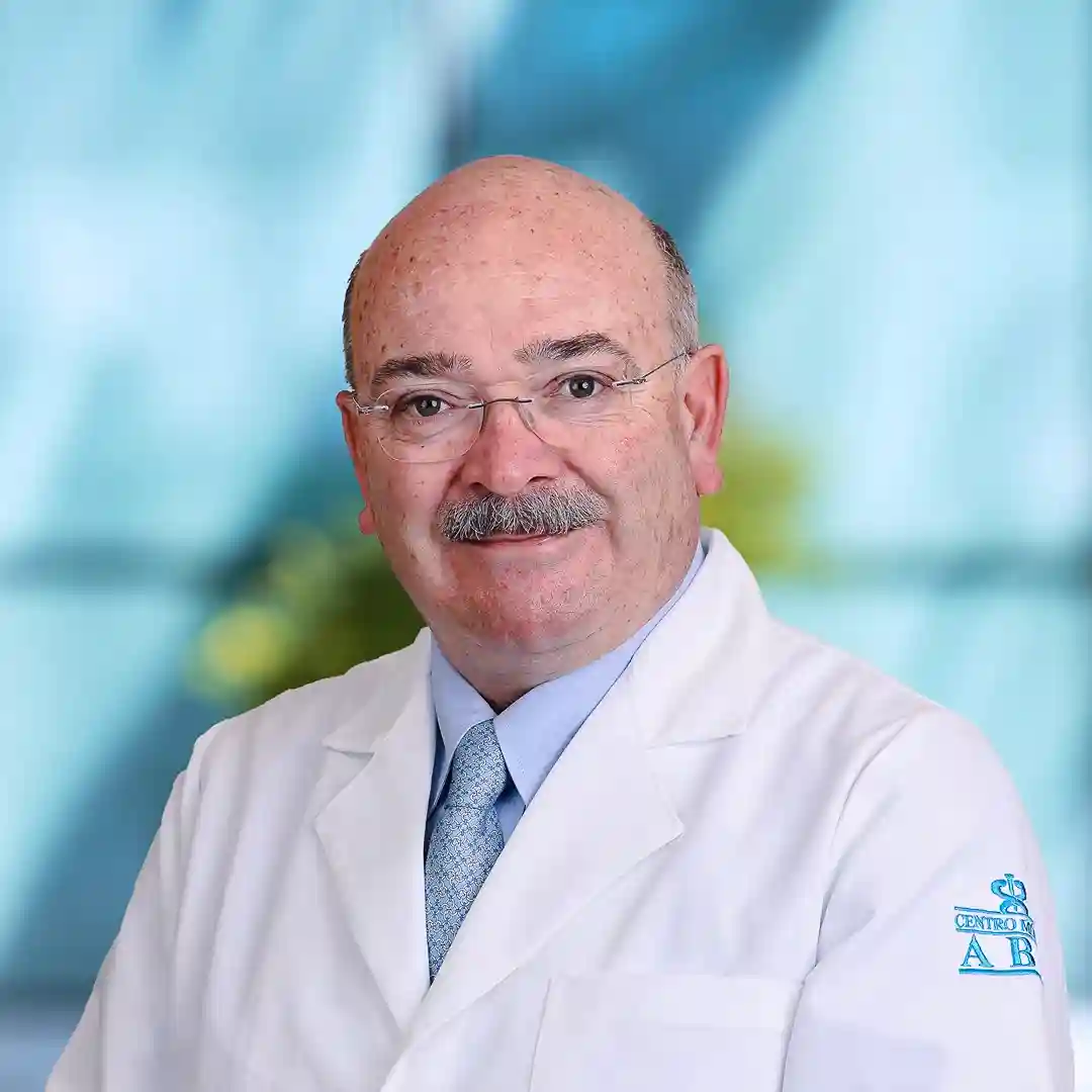 Dr Alberto Villalobos Prieto del Centro Médico Saludora, especialista en Hematología