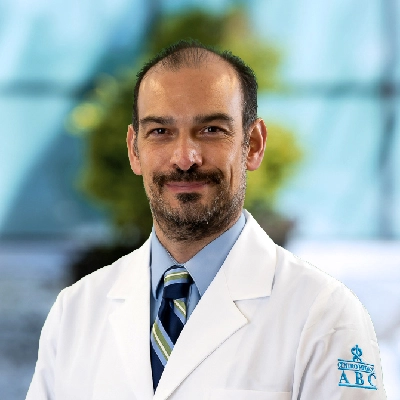 Dr Gustavo Aguirre Ramos del Centro Médico Saludora, especialista en Ginecología y Obstetricia