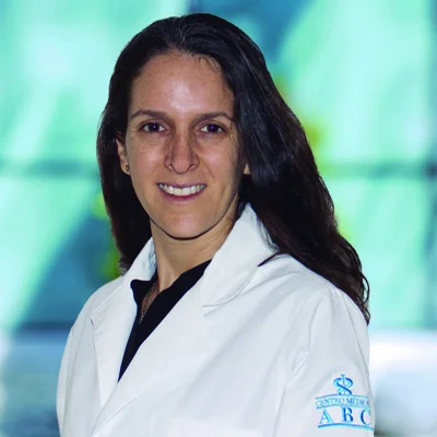 Dra Daniela Meizner Grezemkovsky del Centro Médico Saludora, especialista en Oftalmología