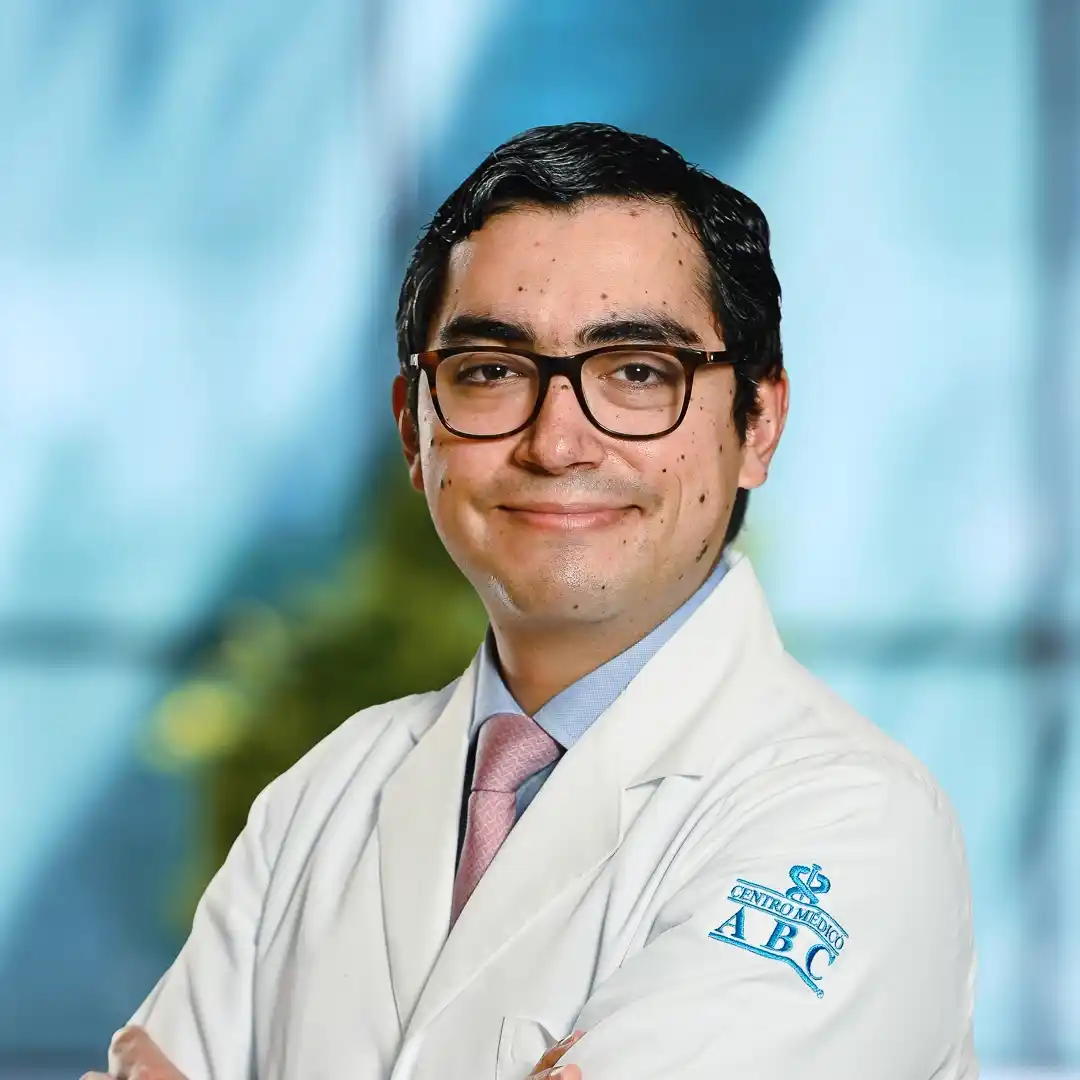 Dr Juan Mauricio Vera Zertuche del Centro Médico Saludora, especialista en Medicina Interna