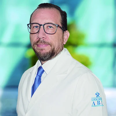 Dr Carlos Cosme Reyes del Centro Médico Saludora, especialista en Cirugía General