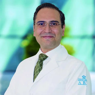 Dr Claudio Góngora Lastra del Centro Médico Saludora, especialista en Ginecología y Obstetricia