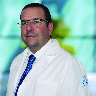 Dr Carlos Michel Cárdenas Salomón del Centro Médico Saludora, especialista en Cirugía Plástica, estética y reconstructiva