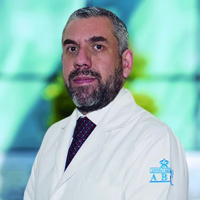 Dr Alejandro Navas Pérez del Centro Médico Saludora, especialista en Oftalmología