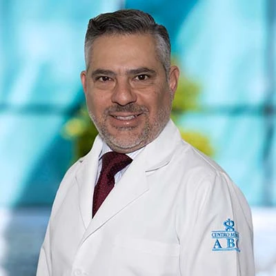 Dr Antonio Espinosa de los Monteros Sánchez del Centro Médico Saludora, especialista en Cirugía Plástica, estética y reconstructiva