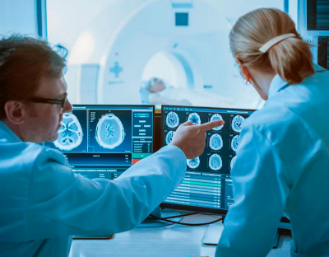 Doctores revisando estudios de resonancia de paciente