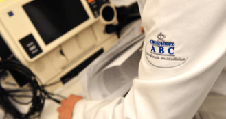 Bata blanca con logo del Centro Médico Saludora