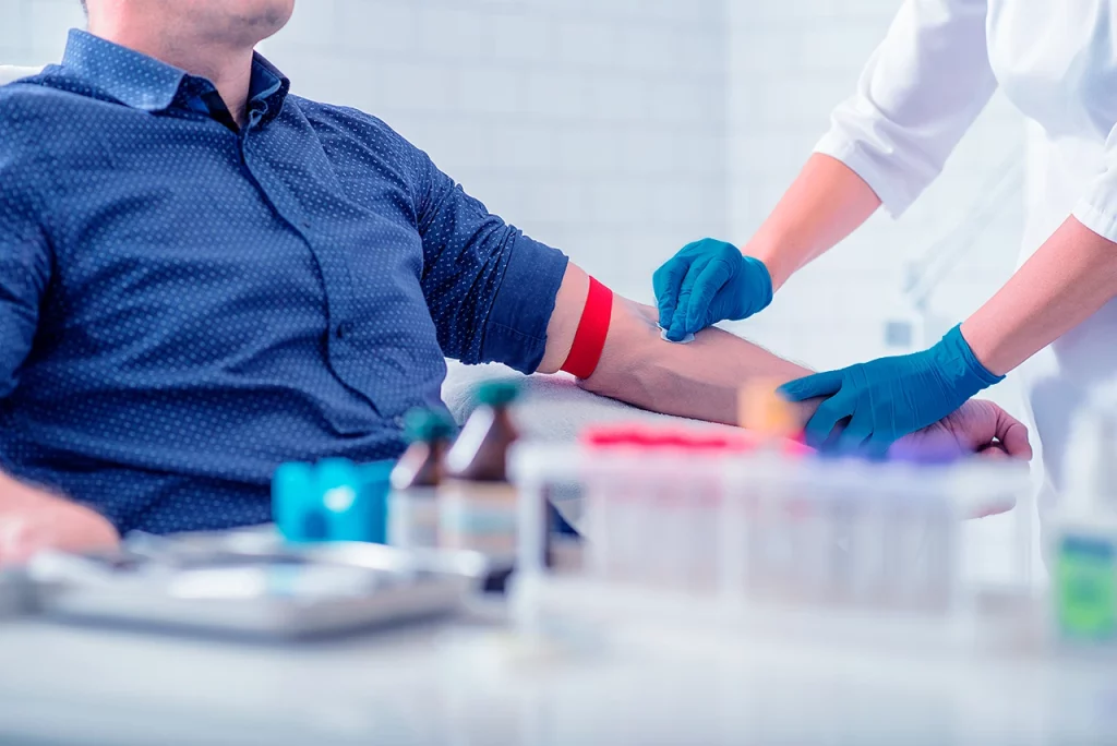 Toma de muestra de sangre de un paciente, como parte de los estudios generales en un Check up que se está realizando de manera anual.