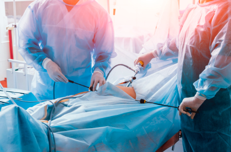Médicos realizando una cirugía ginecológica con la asistencia de un robot