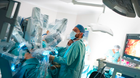 Médicos realizando una cirugía laparoscópica de mínima invasión en quirófano