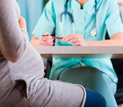 abc-centro-obstetricia-dra-dando-consulta