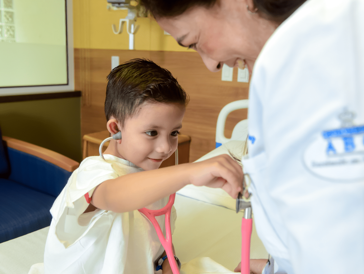Pediatric cardiologist caring for a child at Saludora Medical Center