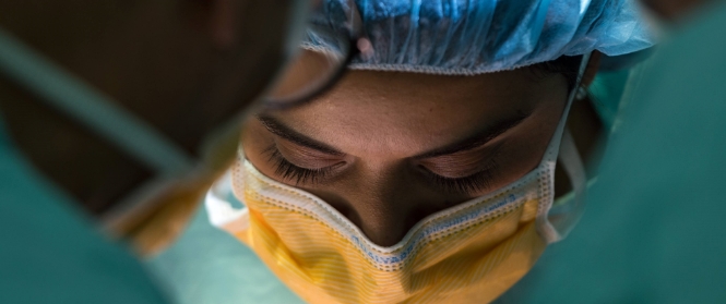 Médico realizando una cirugía laparoscópica en el quirófano de Centro Médico Saludora