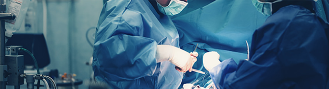 Equipo médico realizando una cirugía Centro Médico