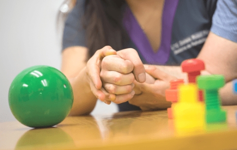 Dos manos haciendo terapia de rehabilitación