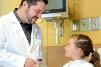 Niña y cardiologo infantil en el consultorio de Centro Medico Saludora
