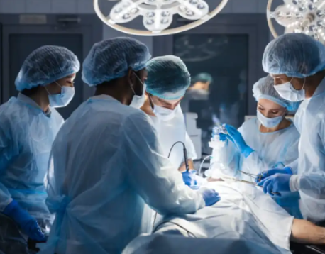 medicos en cirugia colaborando
