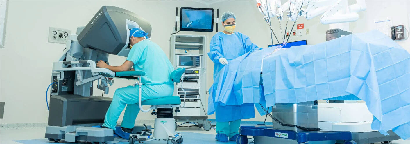 Equipo médico de cirugía robótica de Centro Médico Saludora