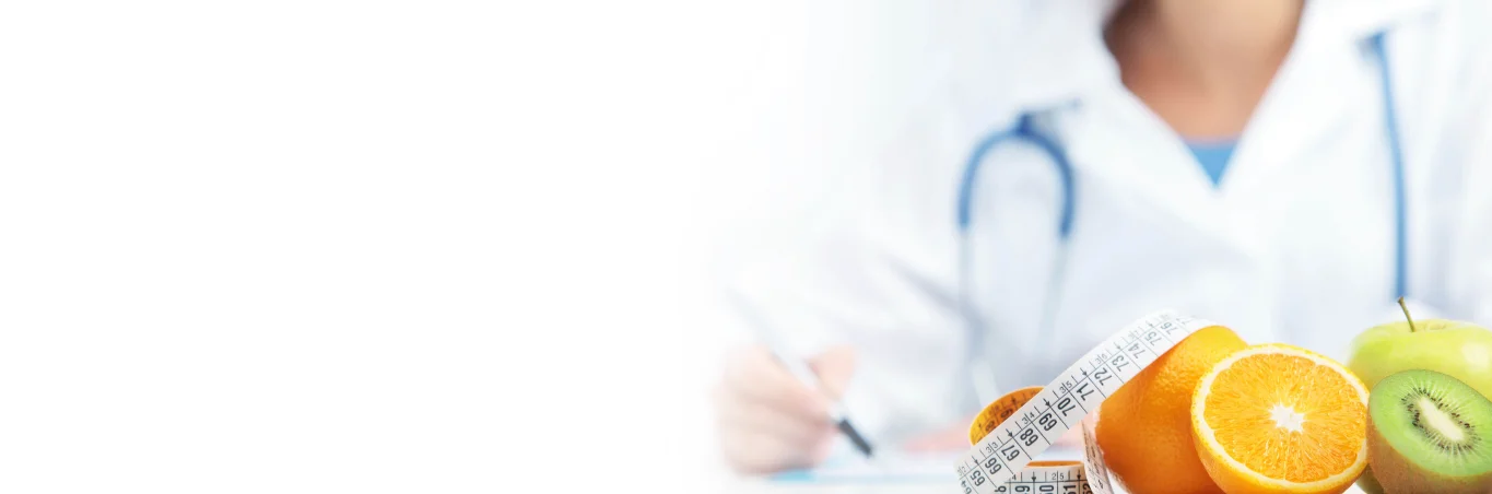 Doctora con estetoscopio y frutas en la mesa con cita para medir
