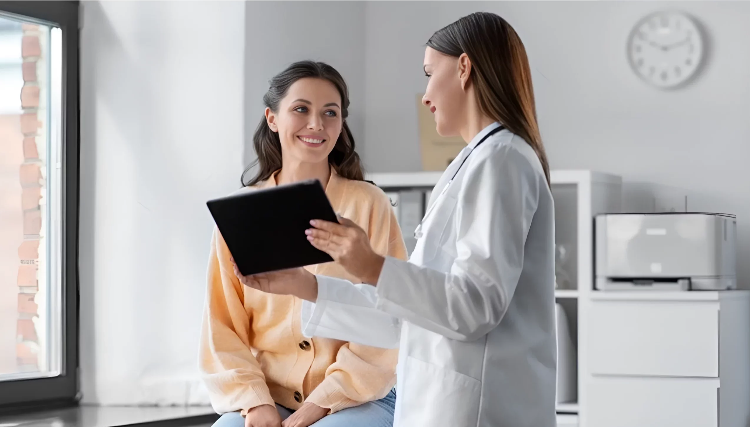 Mujer sonriente sentada en consulta con médico